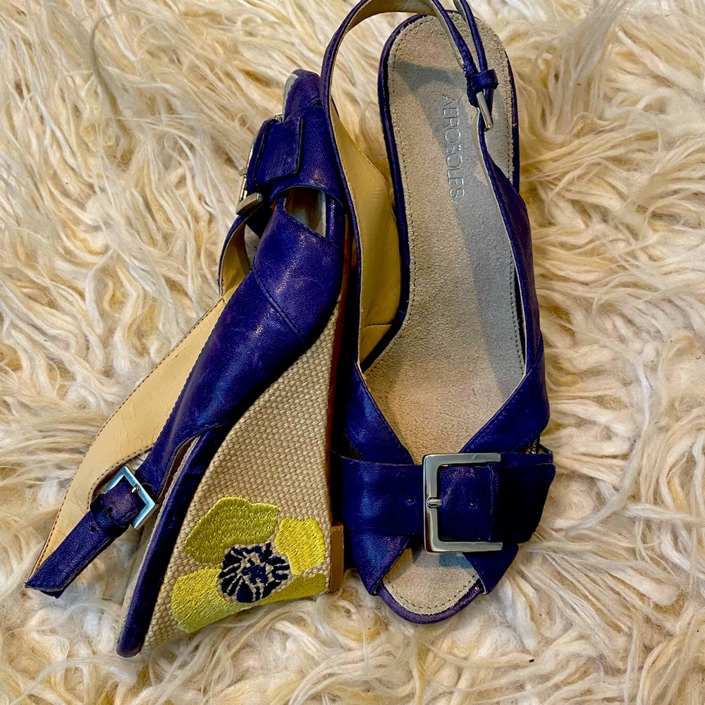 Aerosoles size 5 blue wedges with yellow flower detail